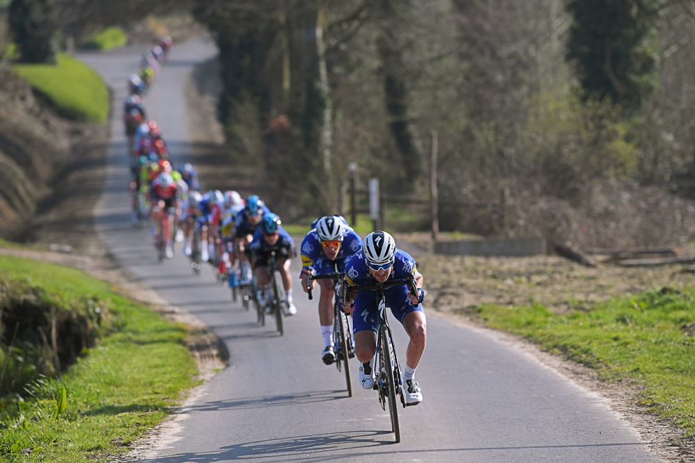 Te Bredene-Koksijde Classic peloton chases a breakaway