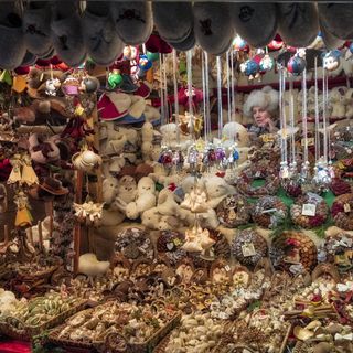 christmas market shop toys wreath
