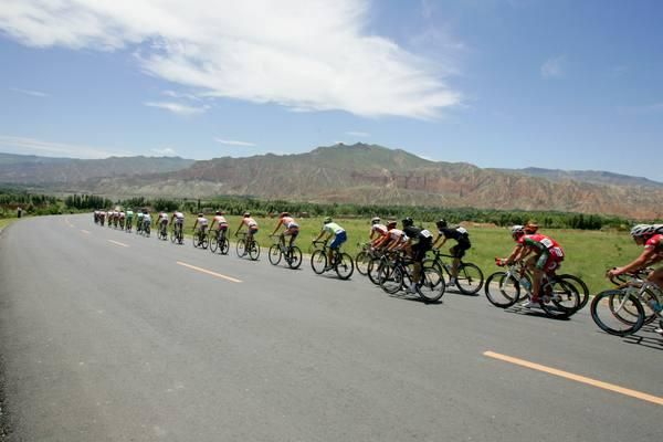 The peleton heading towards some great scenery.