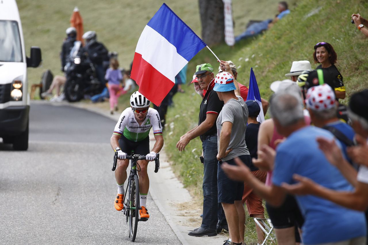Mark Cavendish chasing
