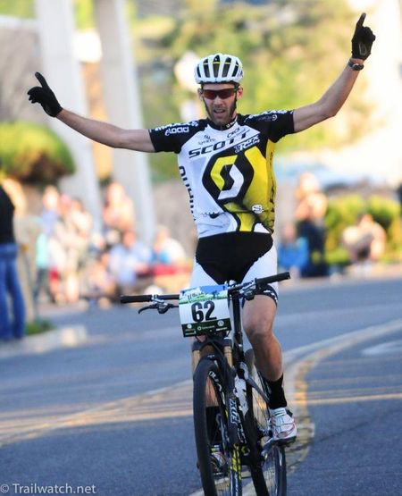 Geoff Kabush (Scott-3Rox Racing) taking the victory