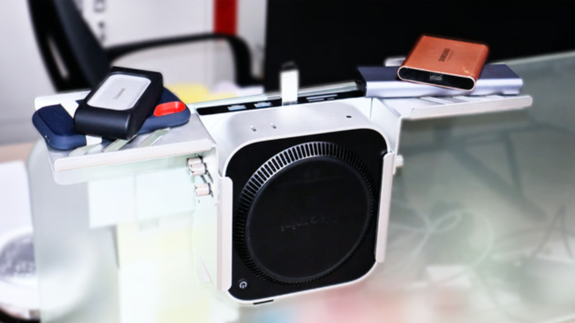 Mac Mini, 어디 갔지? 책상 위를 깔끔하게 만드는 '엑소스켈레톤'의 등장!