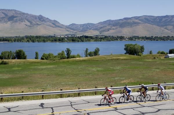 The early four-man break rolls along in stage 1.