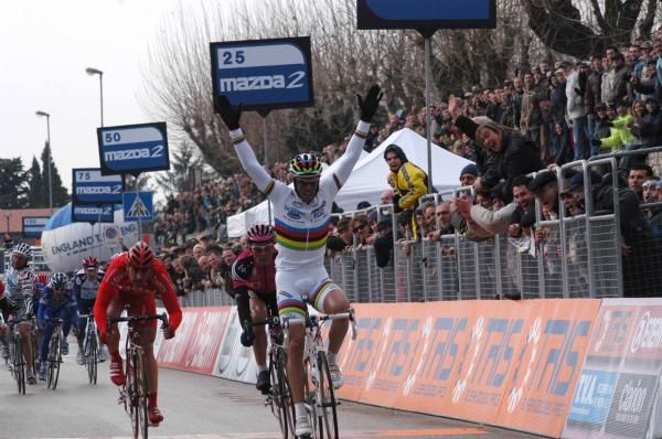 Mario Cipollini wins as world champion in Sabaudia in 2003.