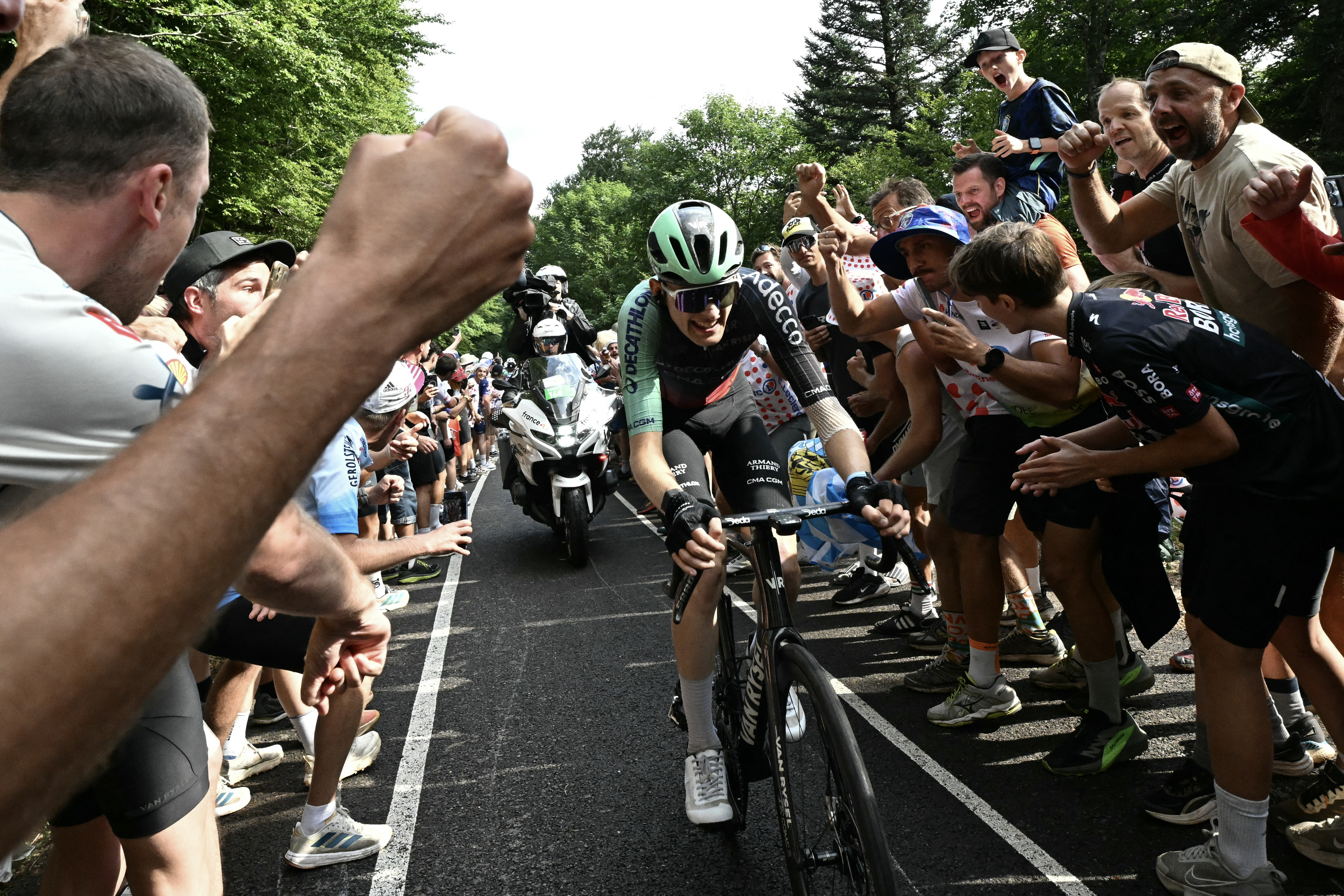 Paul Seixas riding through fans on the Col du Haag