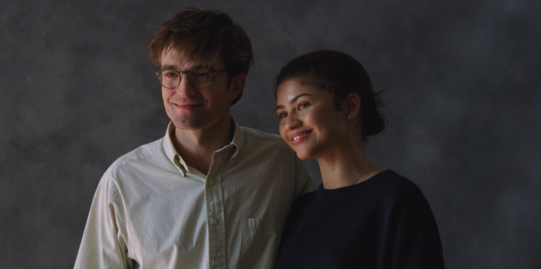 Emma (Zendaya) and Charlie (Robert Pattinson) smiling