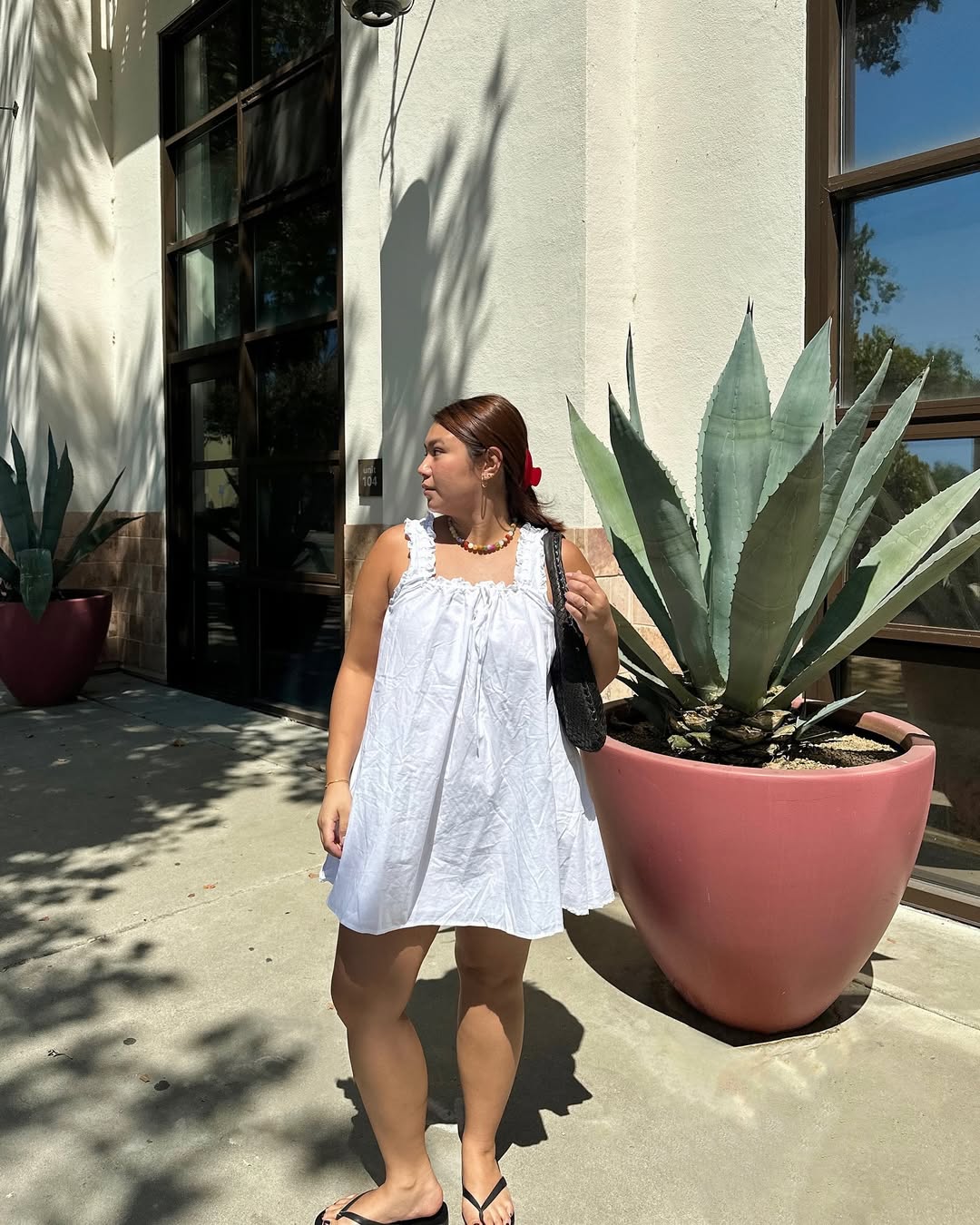 @marina_torres wears a mini linen dress with flip-flops