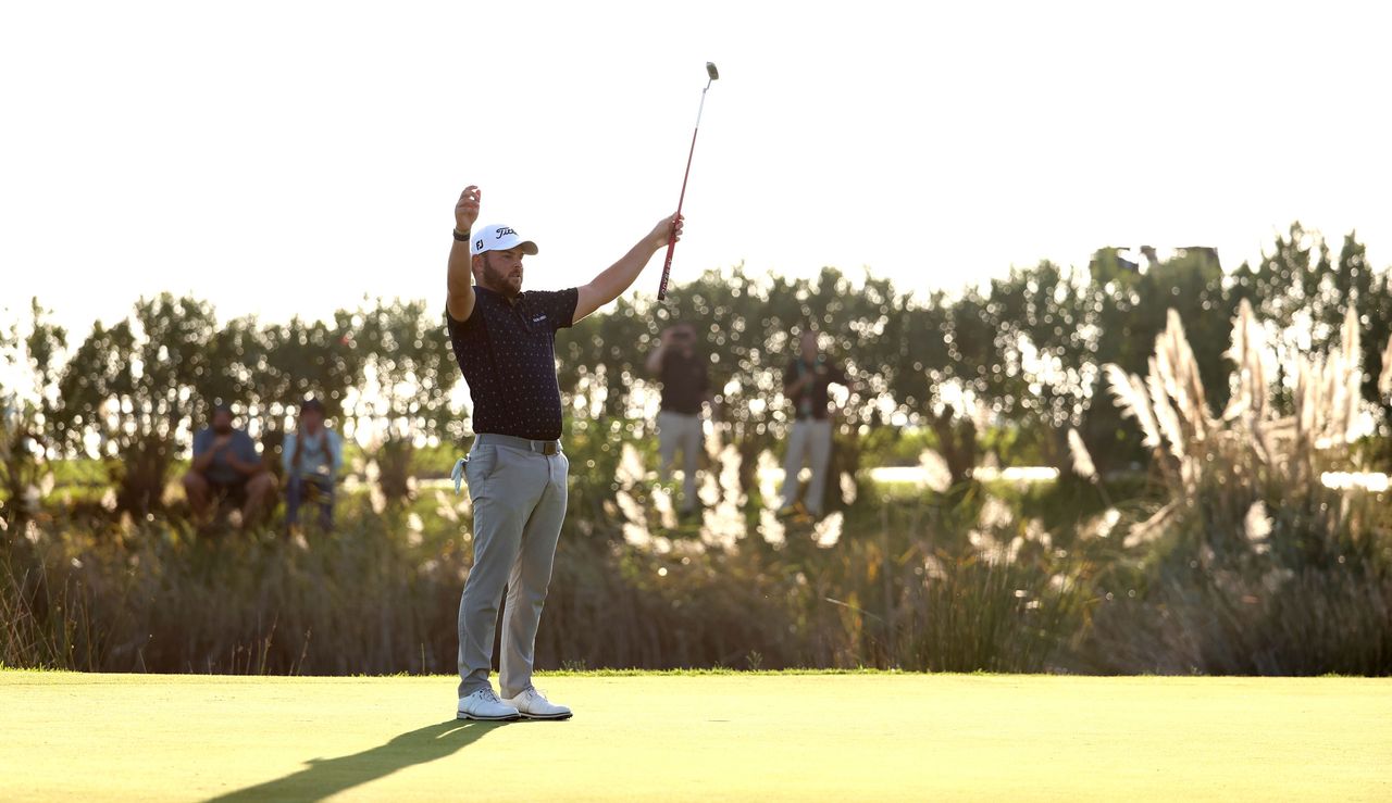 Smith raises his putter in celebration