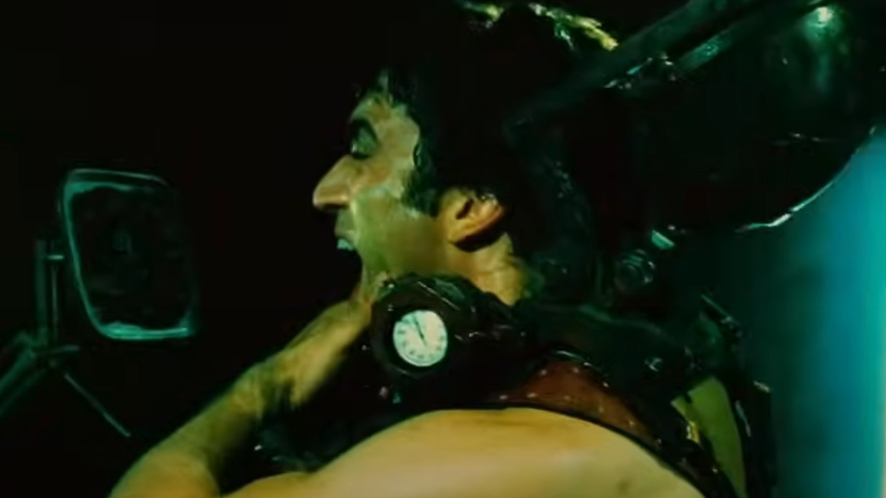 Michael Marks with a Venus Flytrap on his neck in Saw II