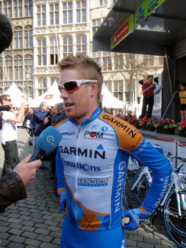 Tyler Farrar (Garmin-Transitions) answers questions before the start