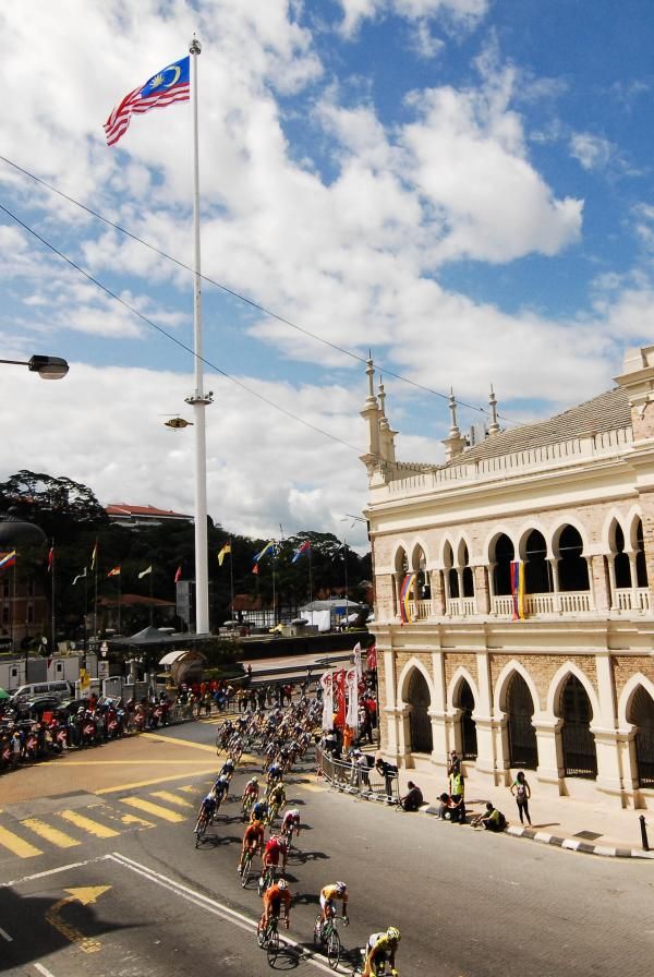 The Tour de Langwaki peloton in Kuala Lumpur