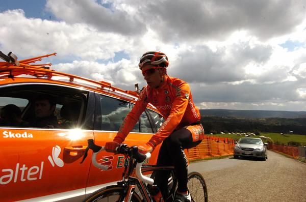 Igor Anton (Euskaltel-Euskadi) checks in with his directeur sportif.