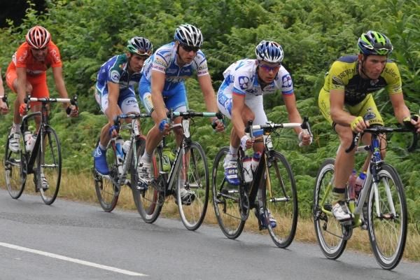 The peloton was strung out in pursuit of the leaders.