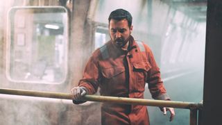 Martin Compstonin esittämä Fulmer seisoo öljynporauslautalla Prime Videon The Rig -sarjassa