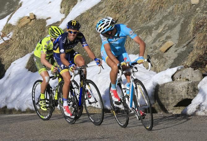Prati di Tivo: Nibali checks his wheel to see Contador suffering