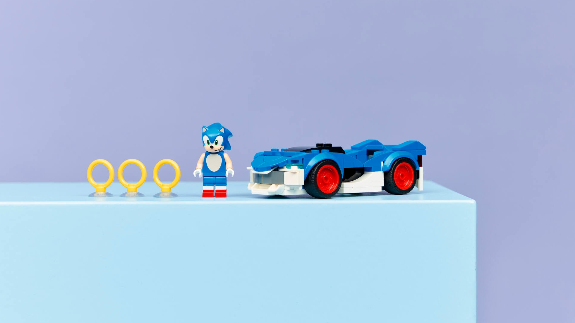 Lego Sonic: Speedster Lightning set on a blue table