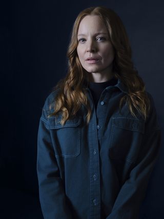 Lauren Ambrose poses as adult van in a promotional shot for yellowjackets