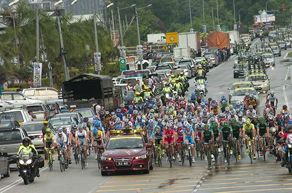 Traffic was brought to a standstill in Batu Pahat as the tour rolled out on the 169 kilometre fourth stage to Muar