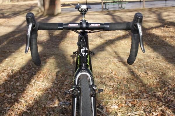 We were very happy with the FSA Energy handlebars, both in terms of shape and performance.