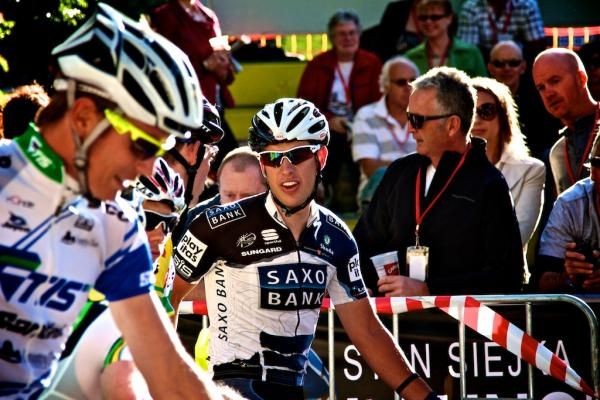 Saxo Bank rider Richie Porte has a chat on the startline.