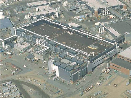 However, Penryn will ramp in production quickly to enable Intel to keep its production advantage over AMD, which is expected to complete its 65 nm transition by the end of this year and bring 45 nm processors to market in the second half of 2008. This pic