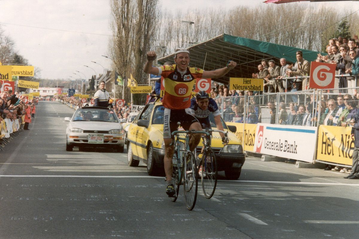 Johan Museeuw beats Frans Maassen in narrow sprint for his first Flanders victory in 1993