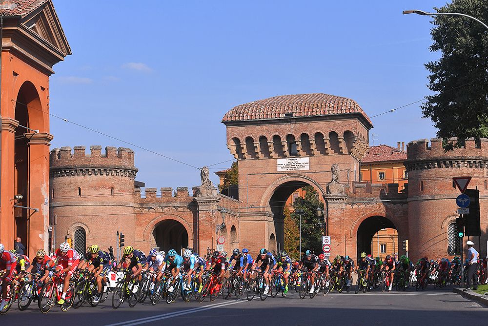 The peloton in action in Giro dell'Emilia