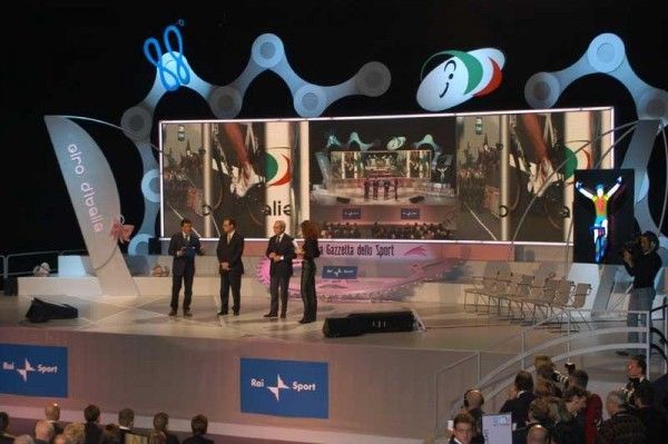 A Giant group set surrounds the giro presentation