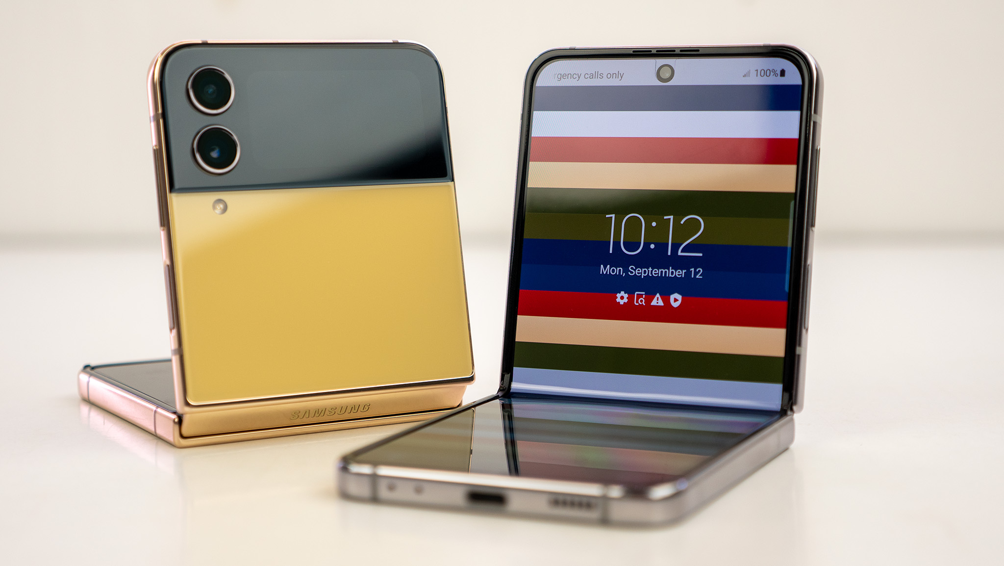 Samsung Galaxy Z Flip 4 Bespoke Edition con placas traseras amarillas y adornos dorados
