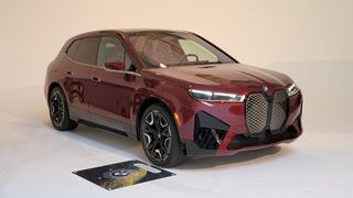 BMW iX en sala de exposición