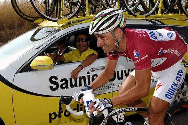 Paolo Bettini shares a laugh with the Saunier Duval team car