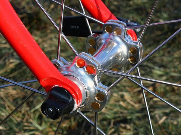Cole anchors the hub end of the spoke in rotating aluminum barrels that it says allows for more precise alignment and more spoke tension.