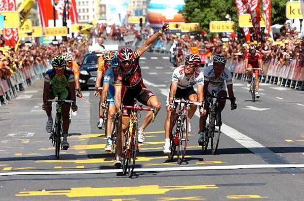 Alejandro Valverde (Caisse d'Epargne) over Alexandr Kolobnev (CSC-Saxo Bank).