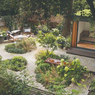 garden area with lounge chairs and plants