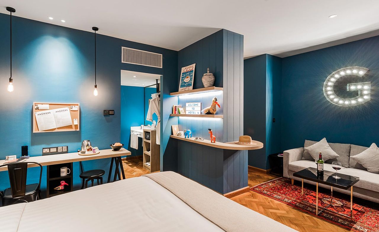 Guestroom with blue walls &amp; colourful decorations