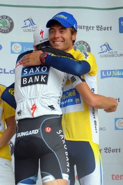 Overall winner Matteo Carrara gets a hug from Fr&auml;nk Schleck