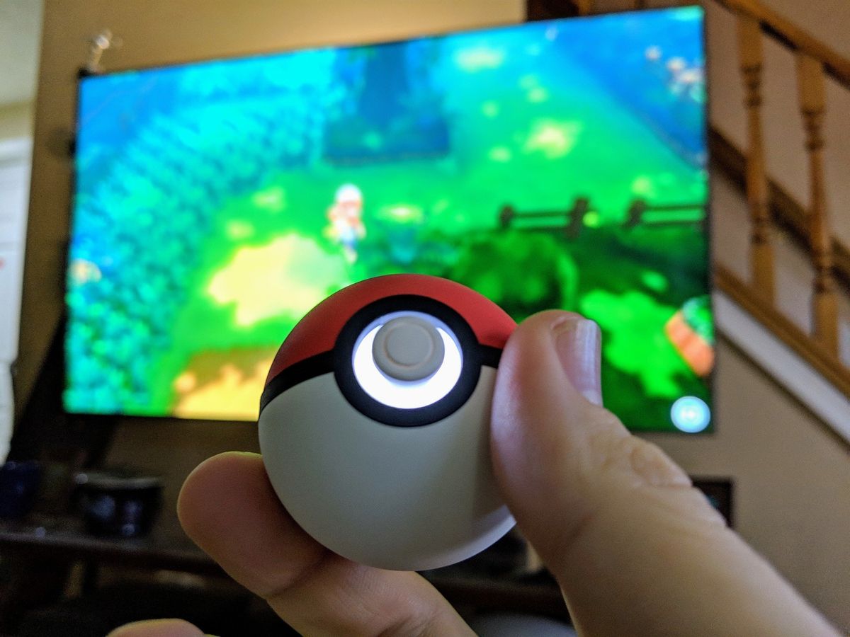 Pokeball 2024 plus pikachu