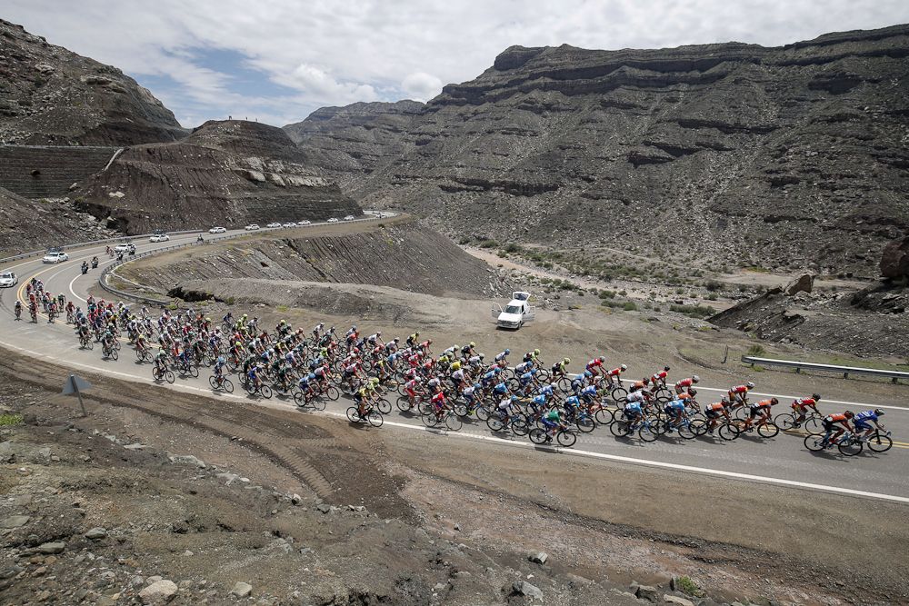 The peloton en route to Villa San Agust&iacute;n during stage 4 in San Juan