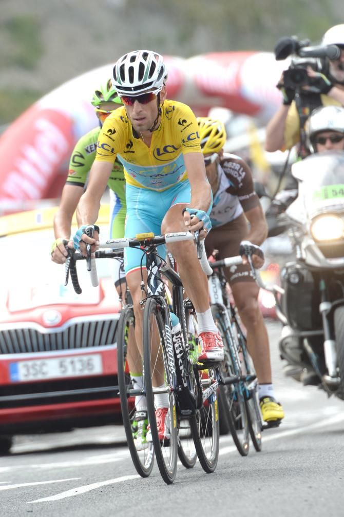 Vincenzo Nibali (Astana) tows Jean-Christophe Peraud (AG2R) to the line