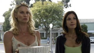 Teri Hatcher and Nicollette Sheridan in Desperate Housewives.