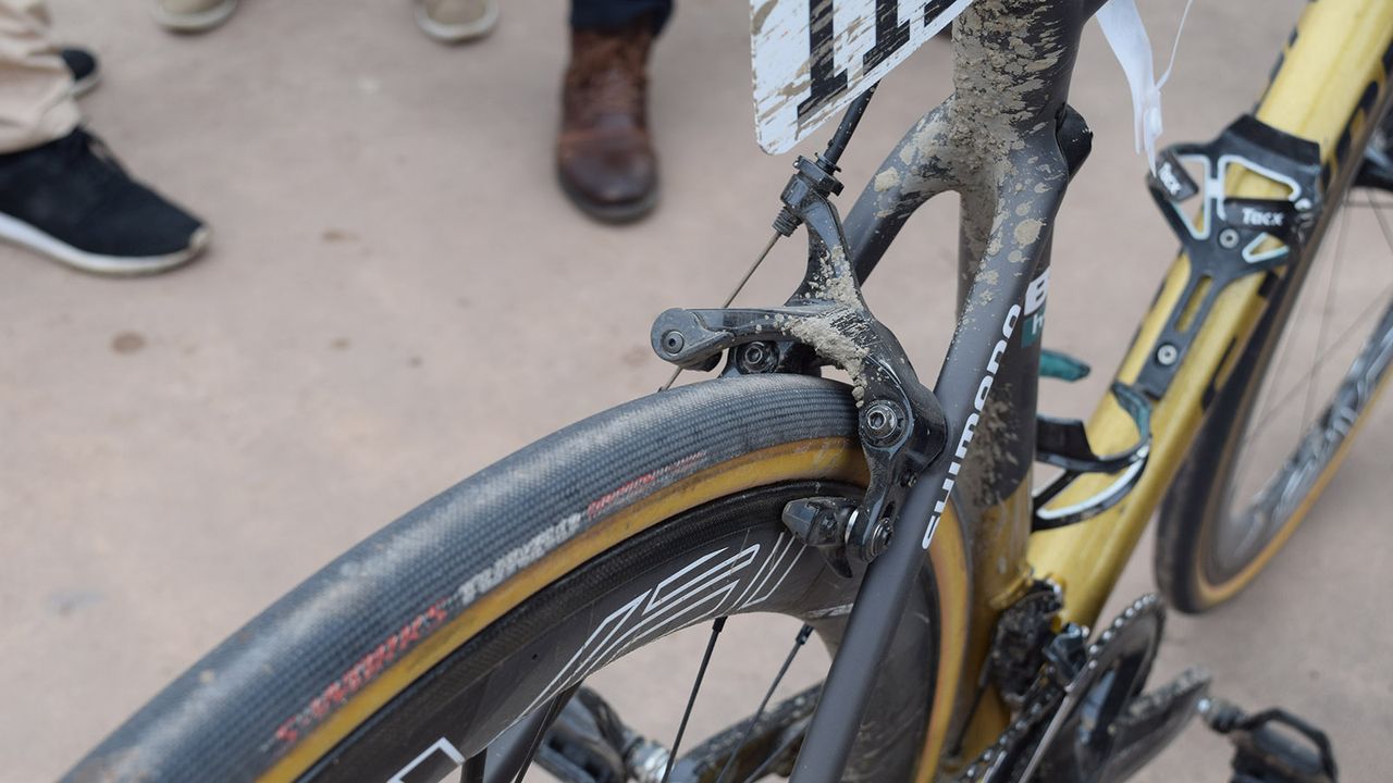 The direct mount Shimano Dura-Ace R9100 rim brakes offer ample room for the 28mm S-Works 'Hell of the North' tubulars