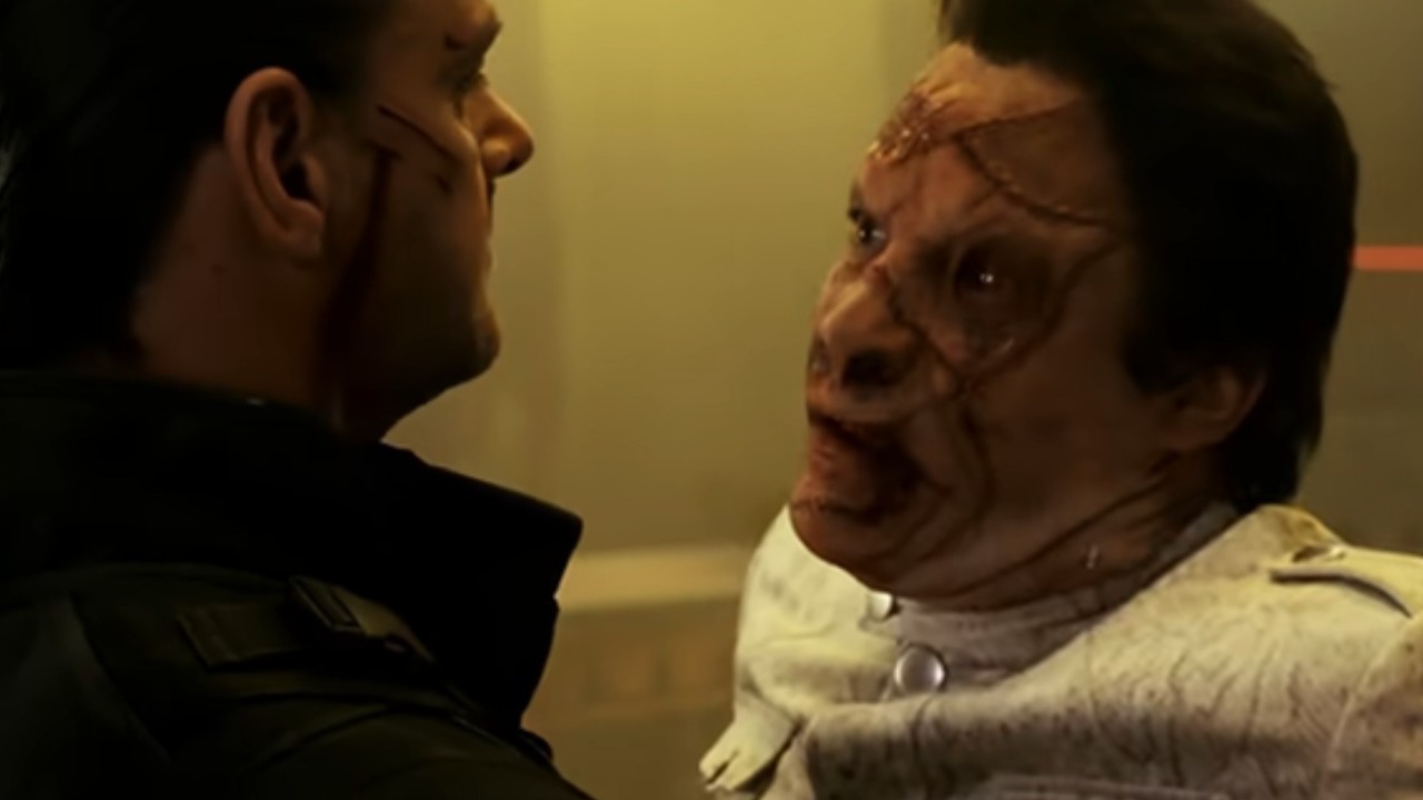 パニッシャー:ウォーゾーンでレイ・スティーブンソンに掴まれるドミニク・ウェスト