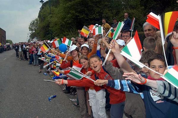 Crowds of fans ready to greet the Giro