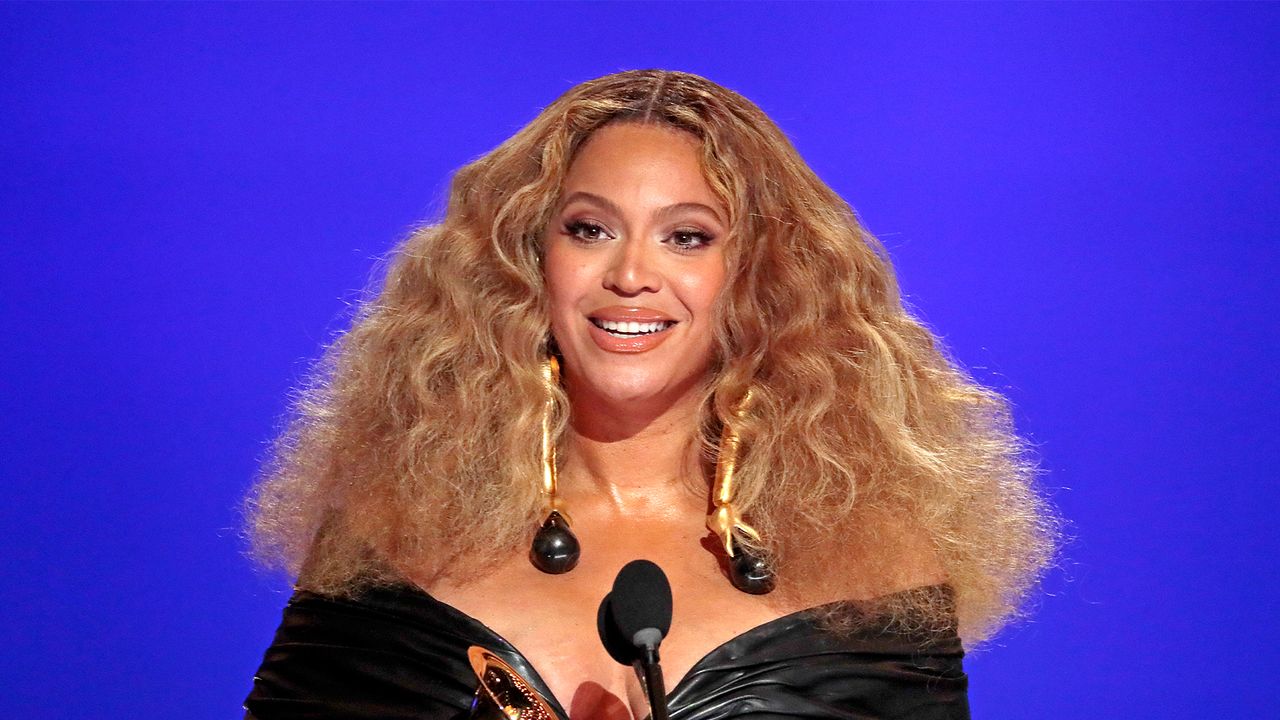 Los Angeles, CA, Sunday, March 14, 2021 - Beyonce makes History with the Best E&amp;B Performance winning 28 Grammys, more that any female or male performer, accepts the award for Best R&amp;B Performance at the 63rd Grammy Award outside Staples Center. (Robert Gauthier/Los Angeles Times via Getty Images)Los Angeles, CA, Sunday, March 14, 2021 - Beyonce makes History with the Best E&amp;B Performance winning 28 Grammys, more that any female or male performer, accepts the award for Best R&amp;B Performance at the 63rd Grammy Award outside Staples Center. (Robert Gauthier/Los Angeles Times via Getty Images)