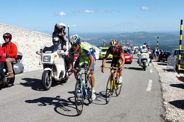 Sylvester Szmyd (Liquigas) leads Alejandro Valverde (Caisse d'Epargne).