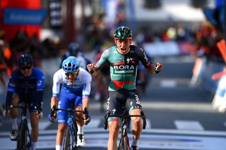 Ide Schelling celebrates stage two win at Iztulia Basque Country 2023