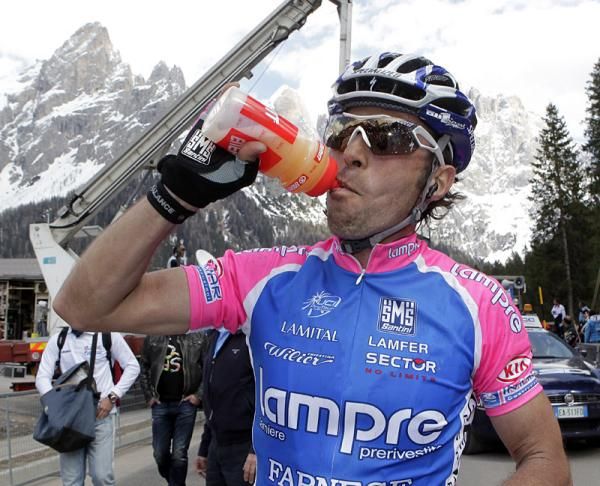 Gilberto Simoni (Lampre - Farnese Vini) re-hydrates after stage two.