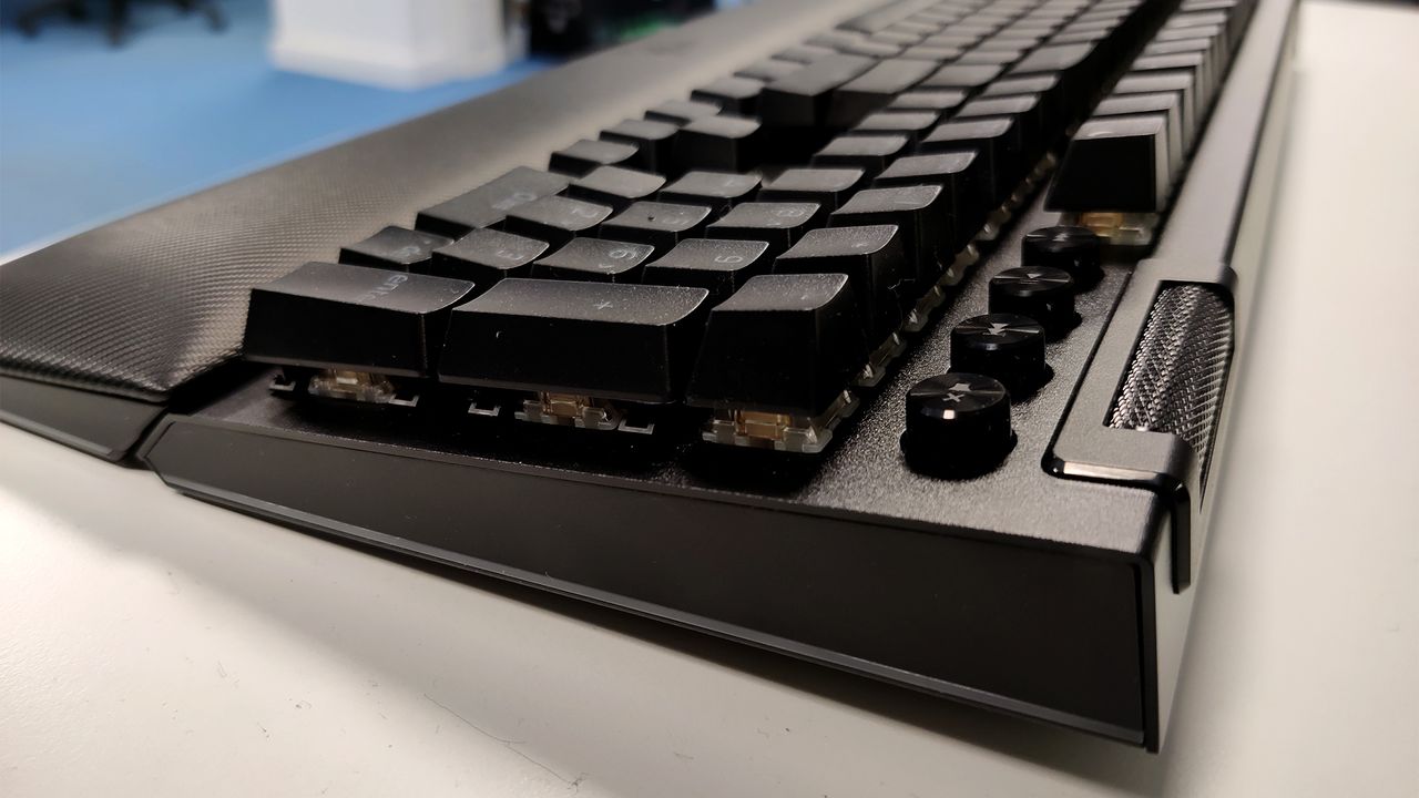 The Razer Blackwidow V4 Pro right side.