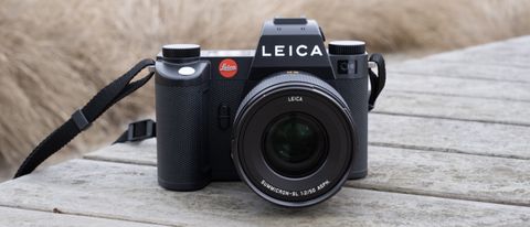 L'appareil photo Leica SL3 posé sur un banc en bois