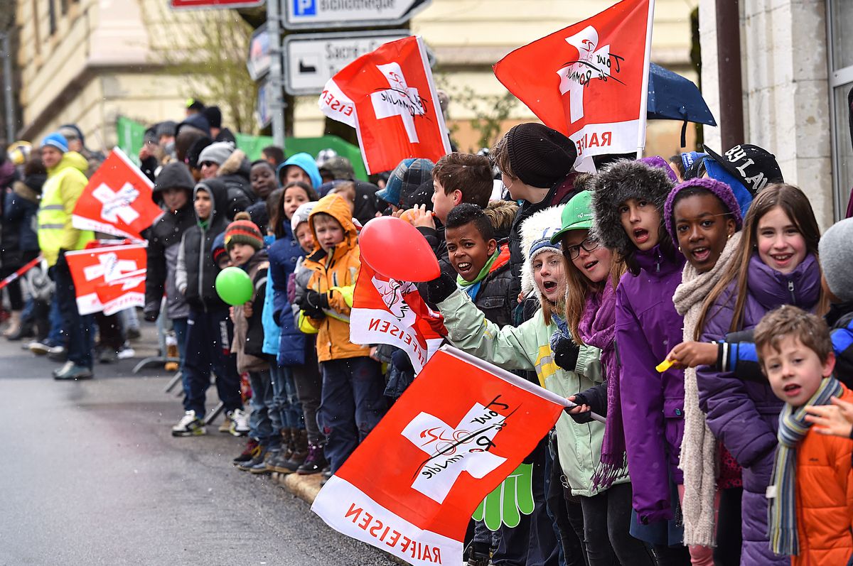 Swiss fans line the roadside